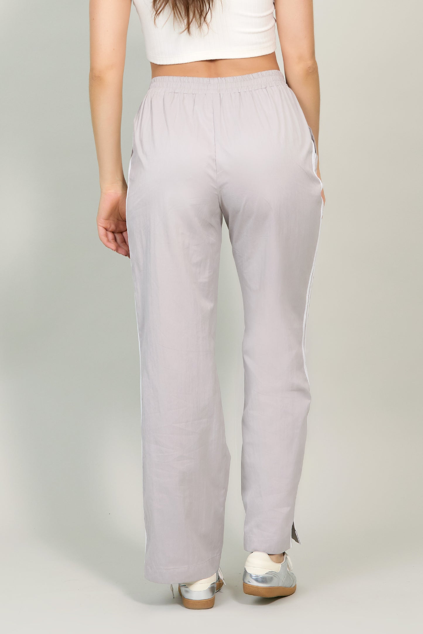 Pantalón tipo cargo con franjas en costados 251044