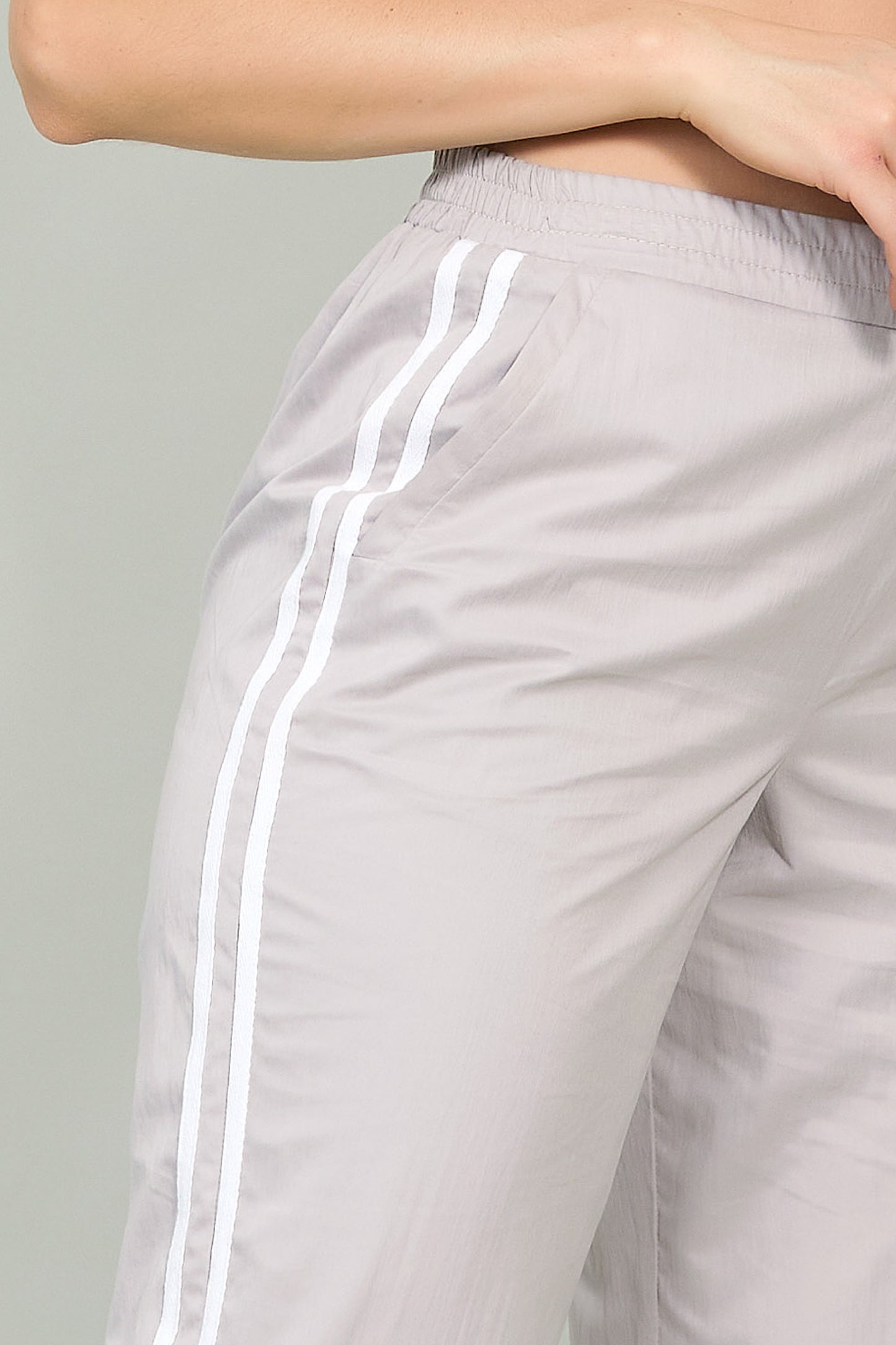 Pantalón tipo cargo con franjas en costados 251044