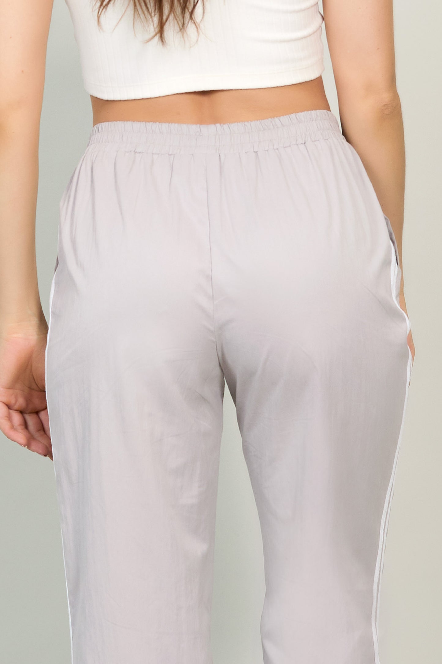 Pantalón tipo cargo con franjas en costados 251044