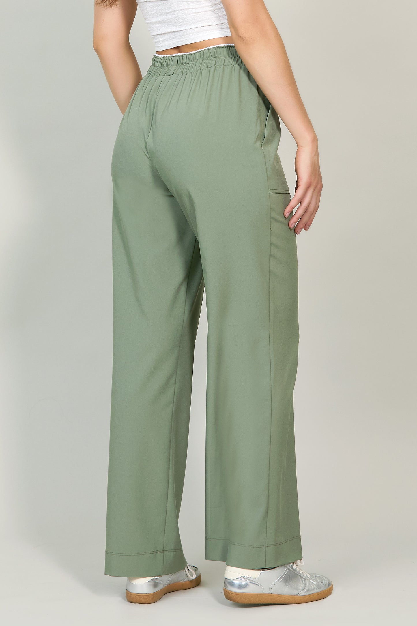 Pantalón tipo cargo con elástico en cintura 251045