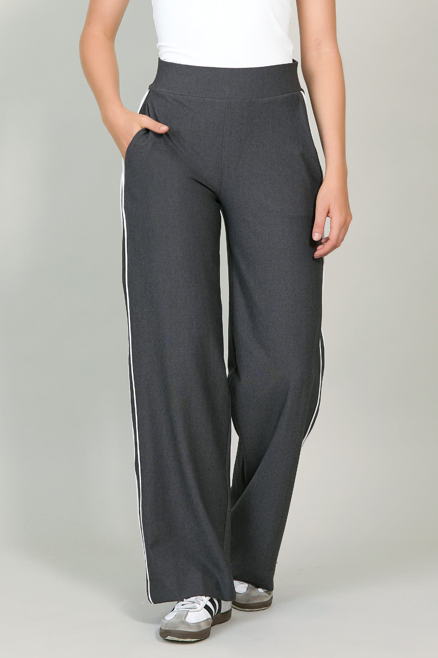 Pantalón tipo pants con franjas en costados 251055