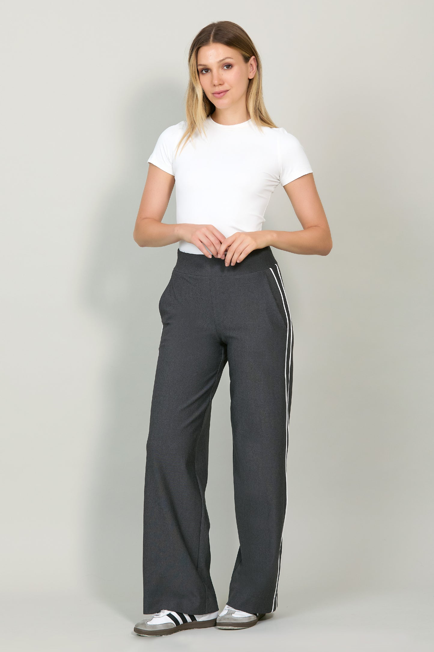 Pantalón tipo pants con franjas en costados 251055