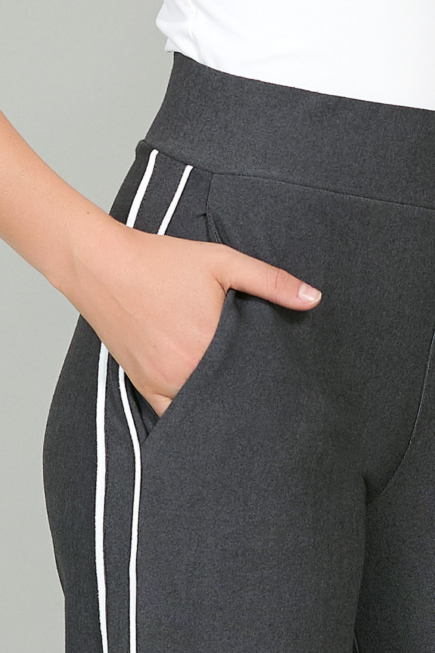 Pantalón tipo pants con franjas en costados 251055
