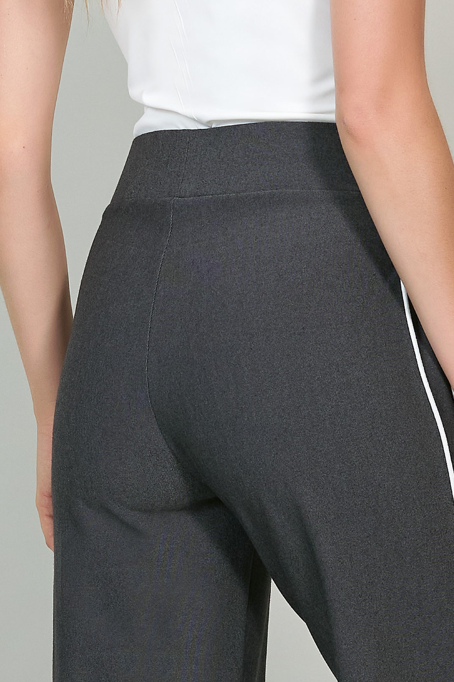 Pantalón tipo pants con franjas en costados 251055
