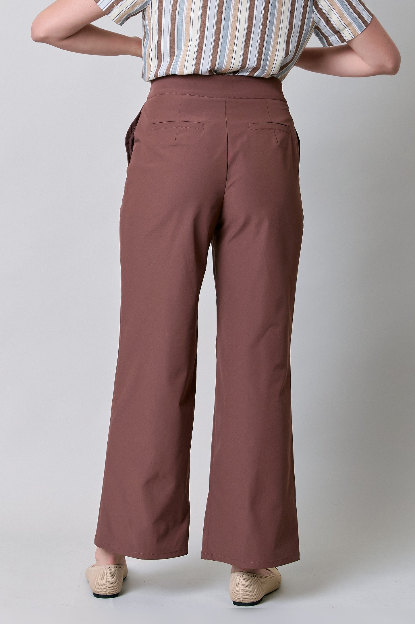 Pantalón amplio con dos botones en pretina 251056