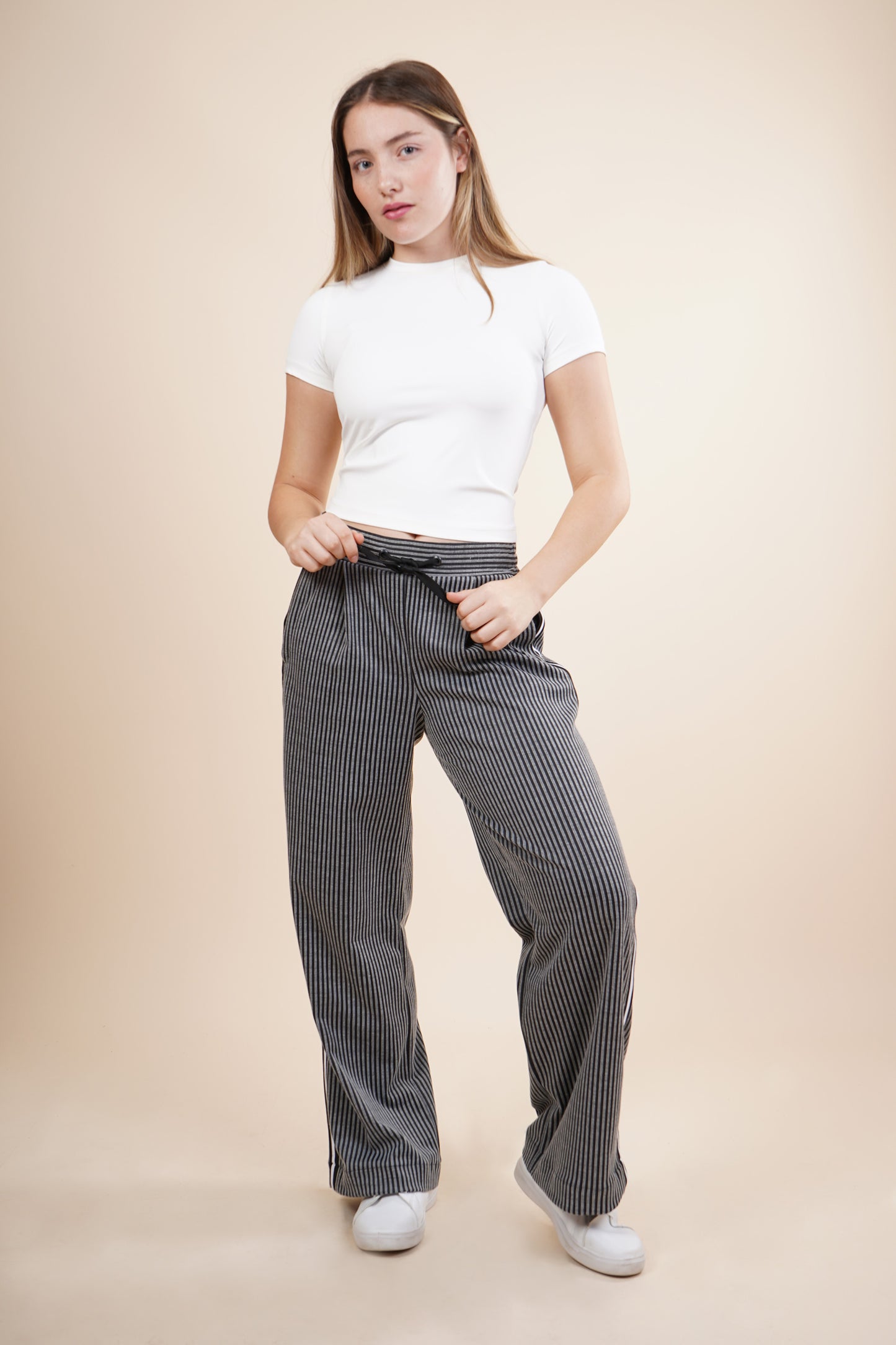 Pantalón amplio de rayas con cinta en cintura 251083