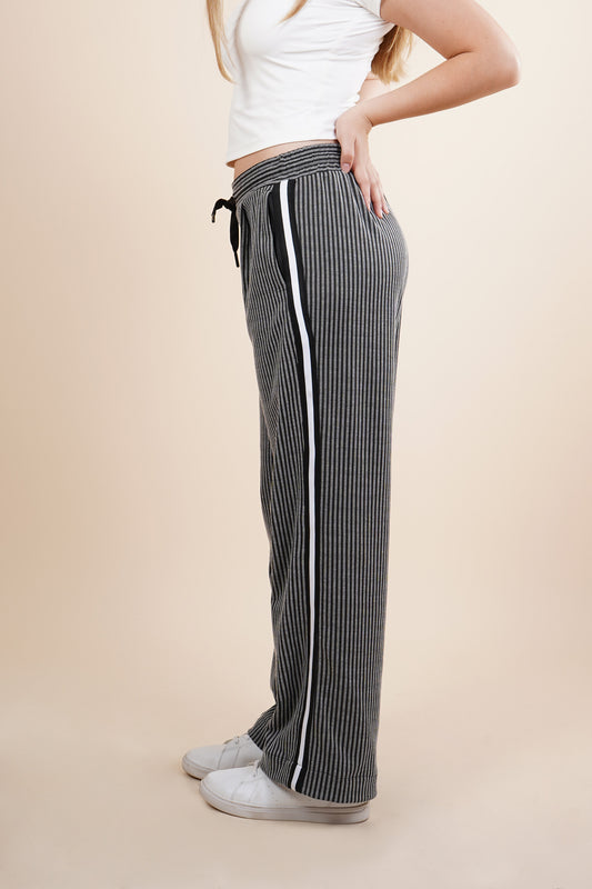 Pantalón amplio de rayas con cinta en cintura 251083