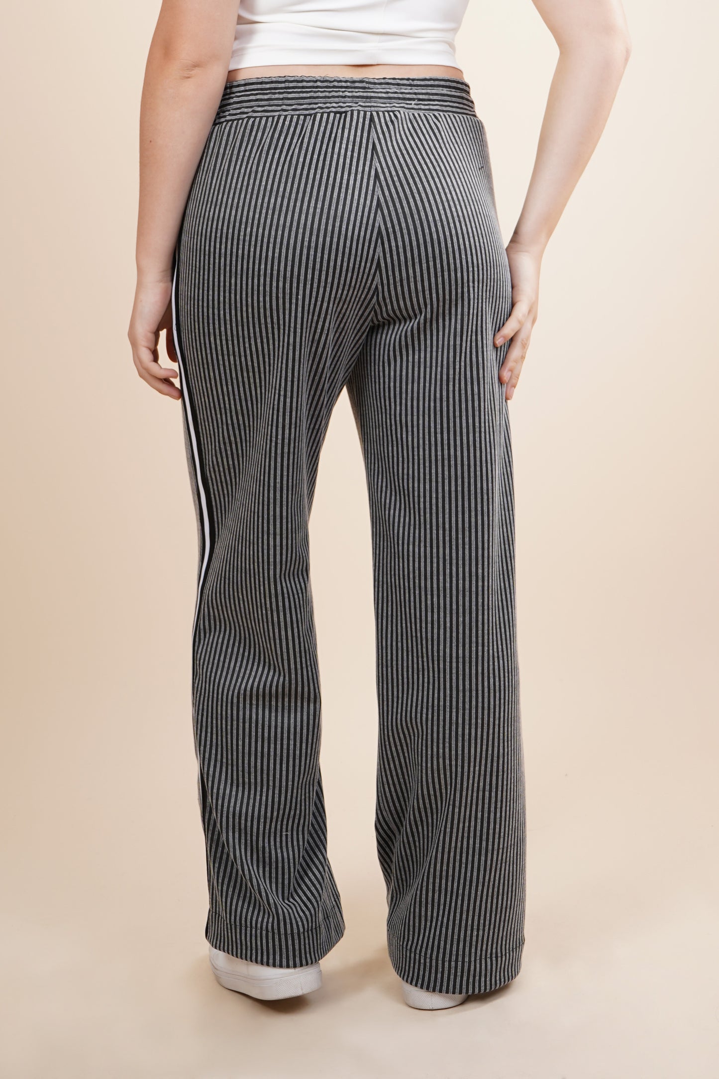 Pantalón amplio de rayas con cinta en cintura 251083