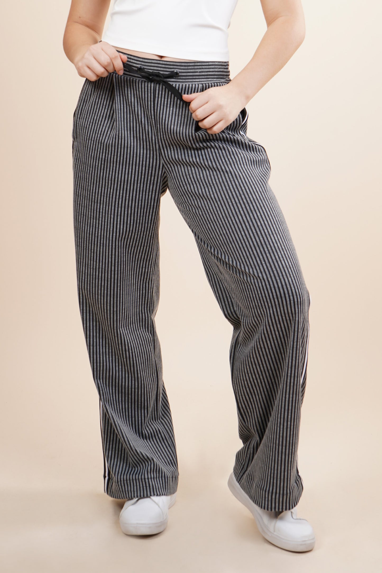 Pantalón amplio de rayas con cinta en cintura 251083
