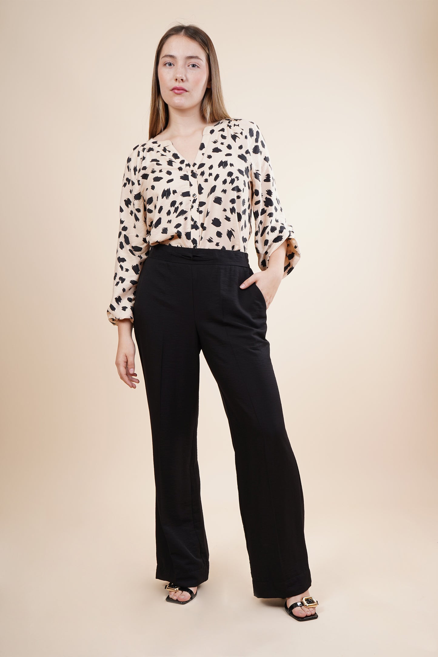 Pantalón de vestir amplio con resorte en pretina 251095