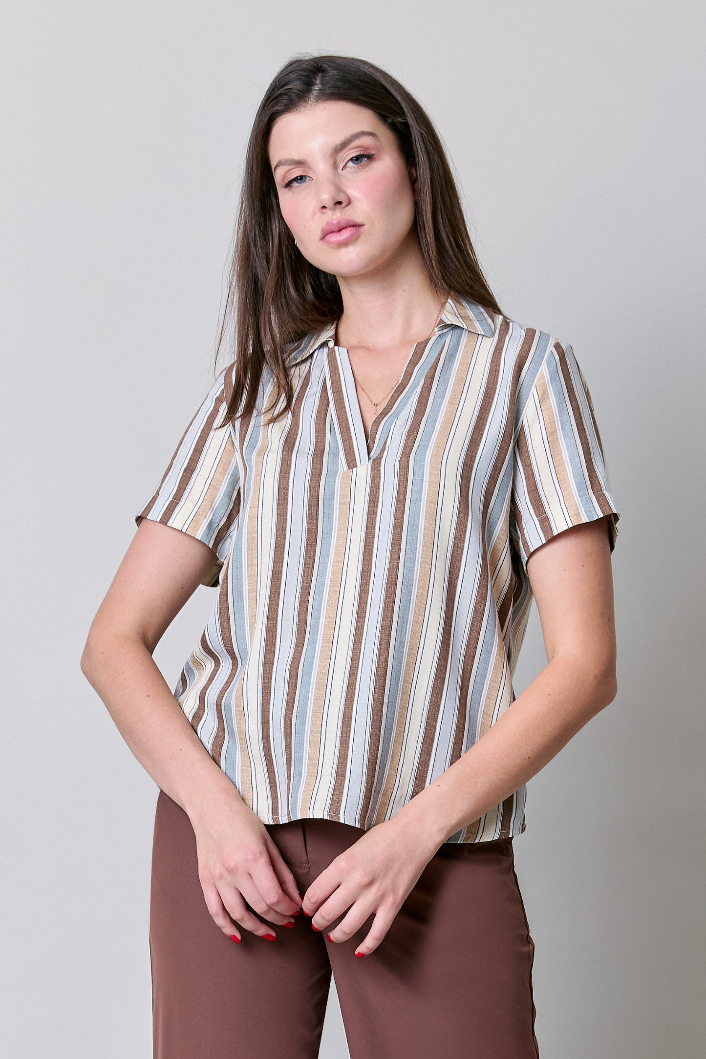 Blusa manga corta, cuello v y estampado de rayas 252056