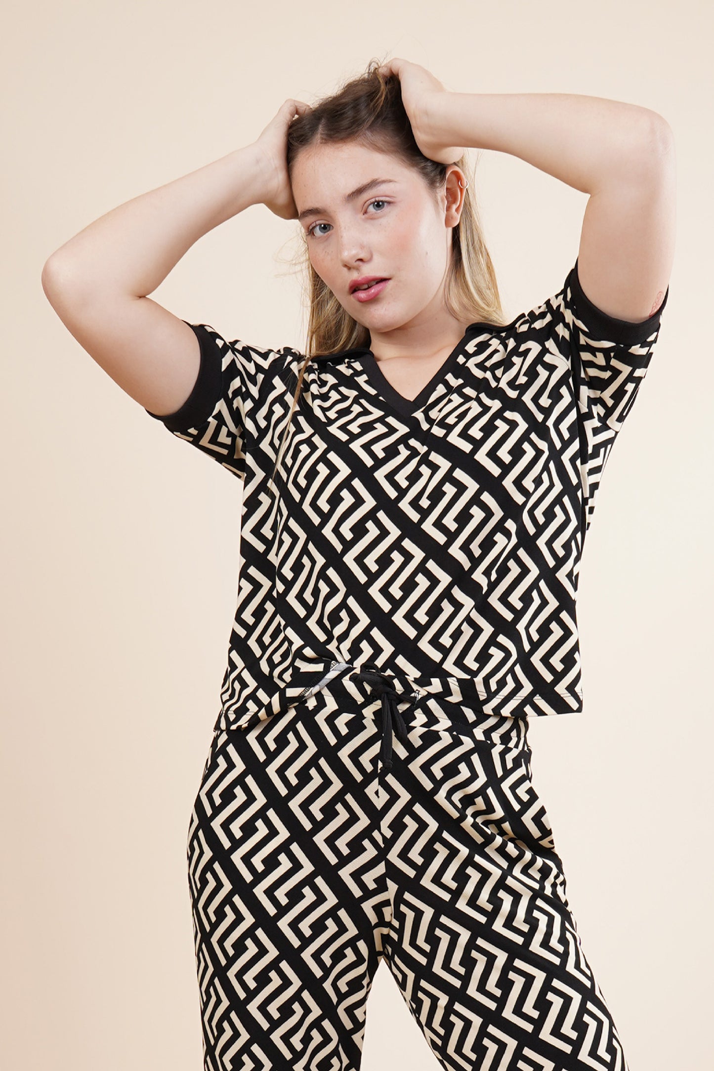 Blusa cuello en V, manga 3/4 con detalles en estampado 252067