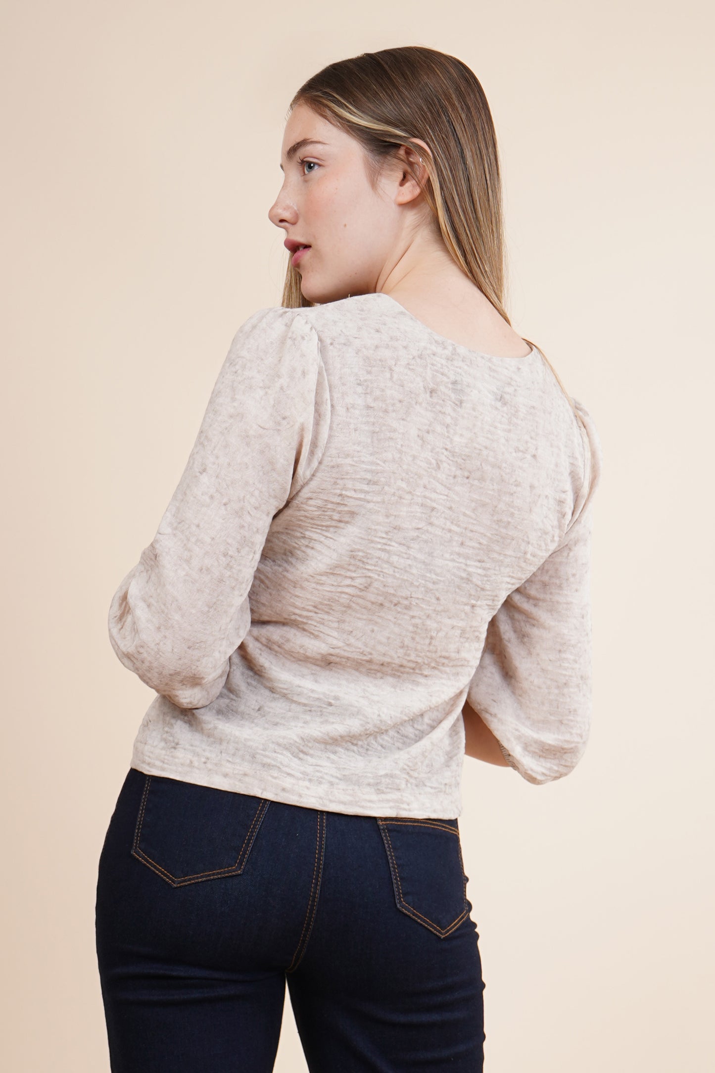 Blusa manga 3/4 con detalles y cuello en v con cinta 252070