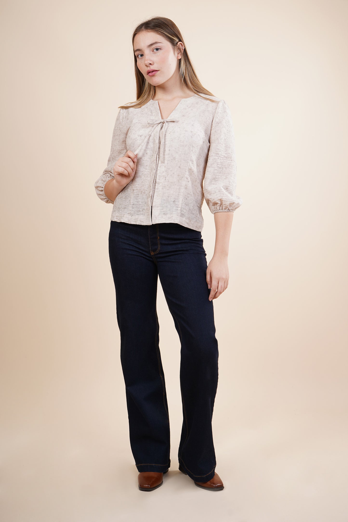 Blusa manga 3/4 con detalles y cuello en v con cinta 252070