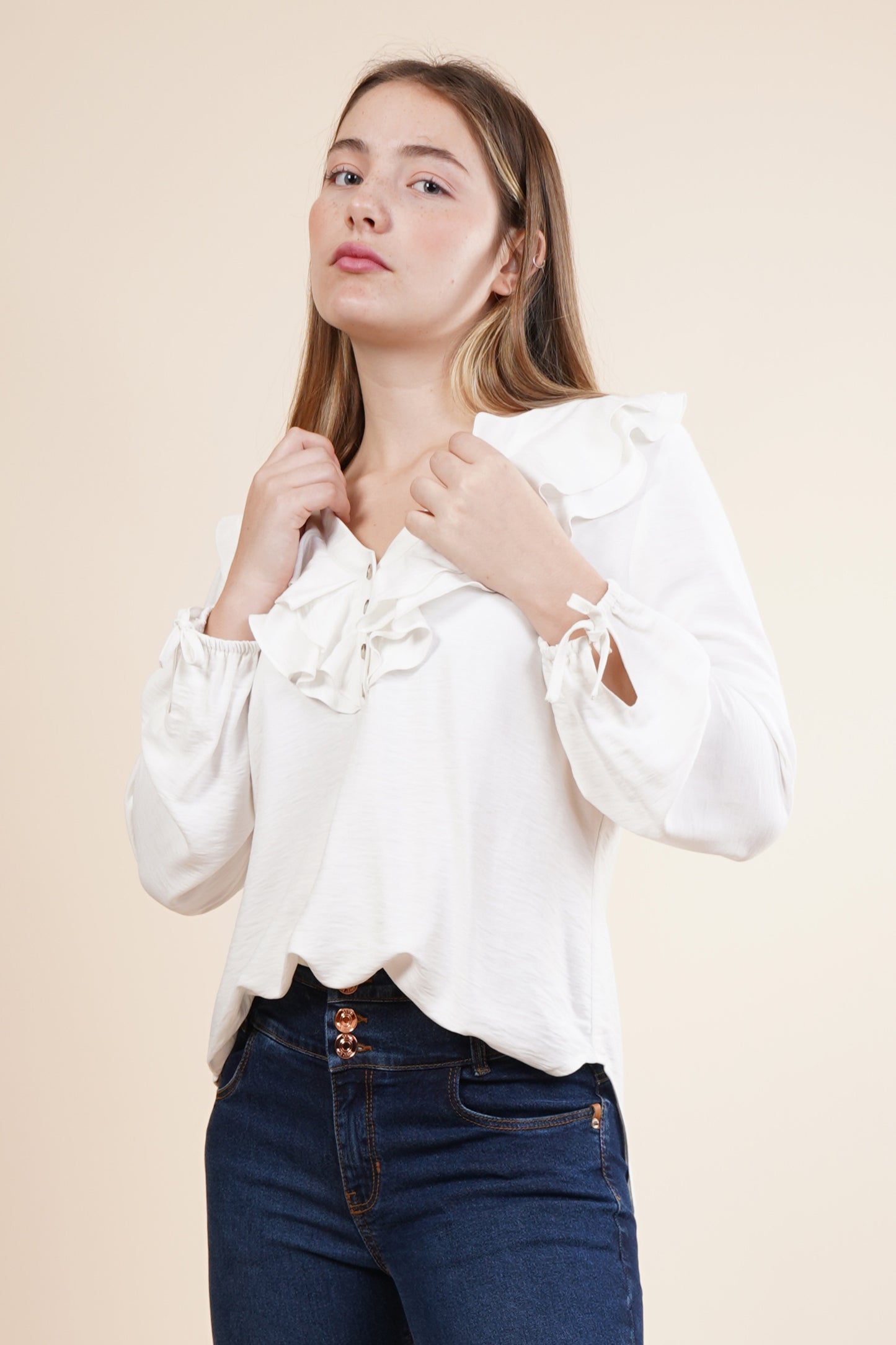 Blusa manga larga con detalles en cuello y mangas 252071