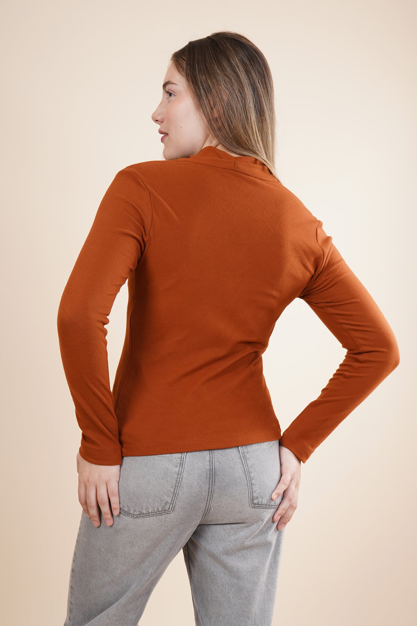 Blusa de mujer manga larga con cuello alto 252083