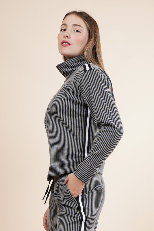 Chamarra de rayas con franjas en costado y cierre en cuello 254027