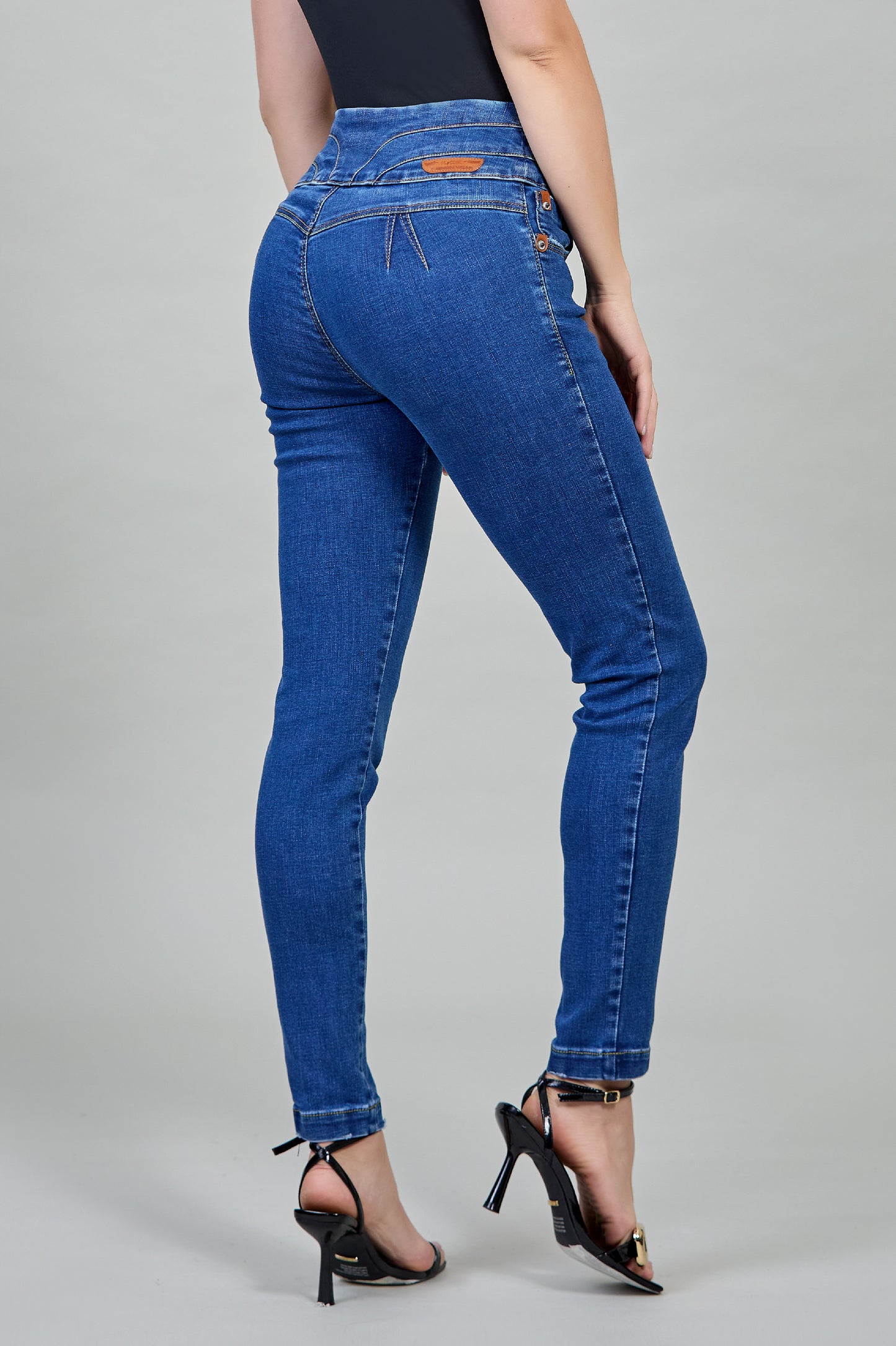 Jeans skinny, pretina alta con tres botones 256002