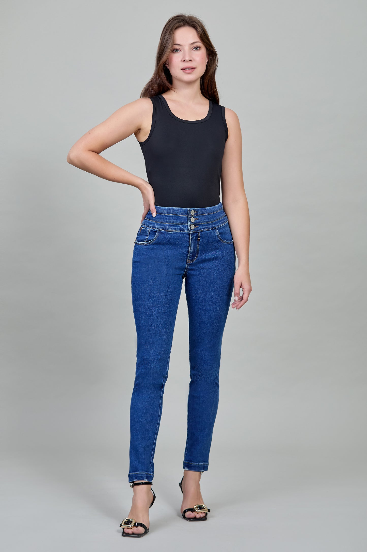 Jeans skinny, pretina alta con tres botones 256002