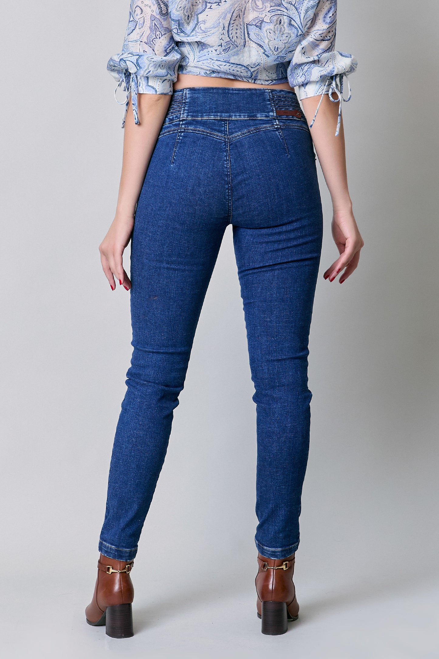 Jeans skinny con tres botones 256020