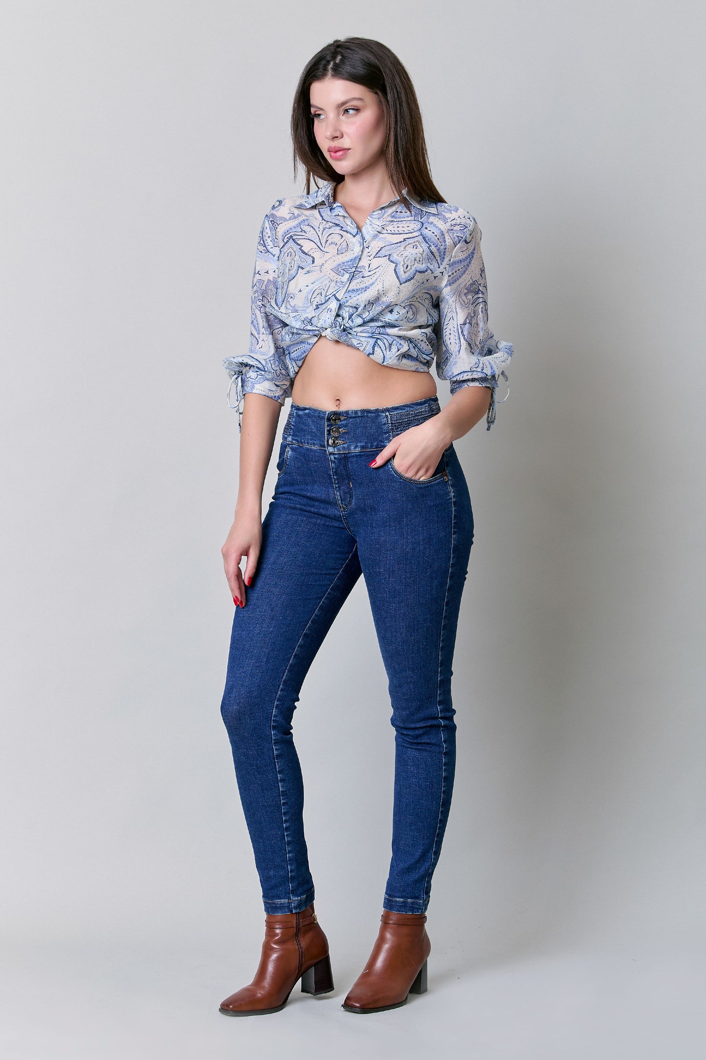 Jeans skinny con tres botones 256020