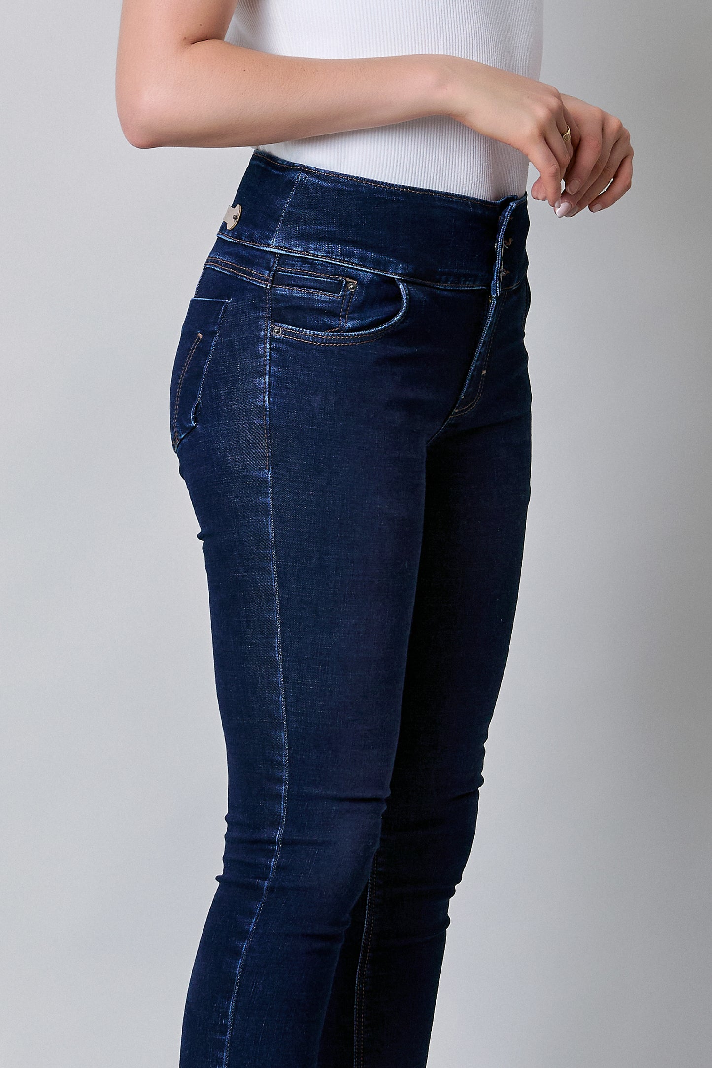 Jeans skinny con 3 botones 256022