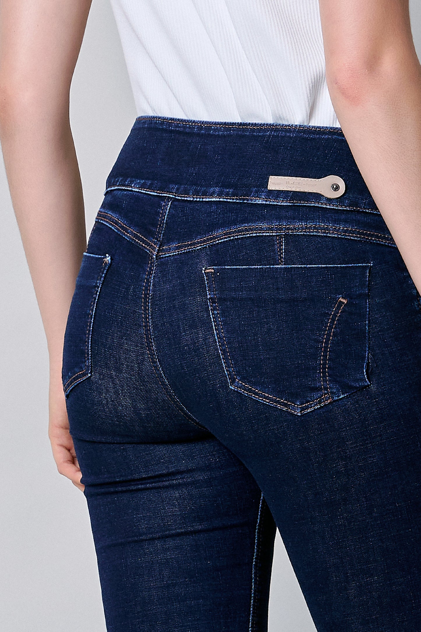 Jeans skinny con 3 botones 256022
