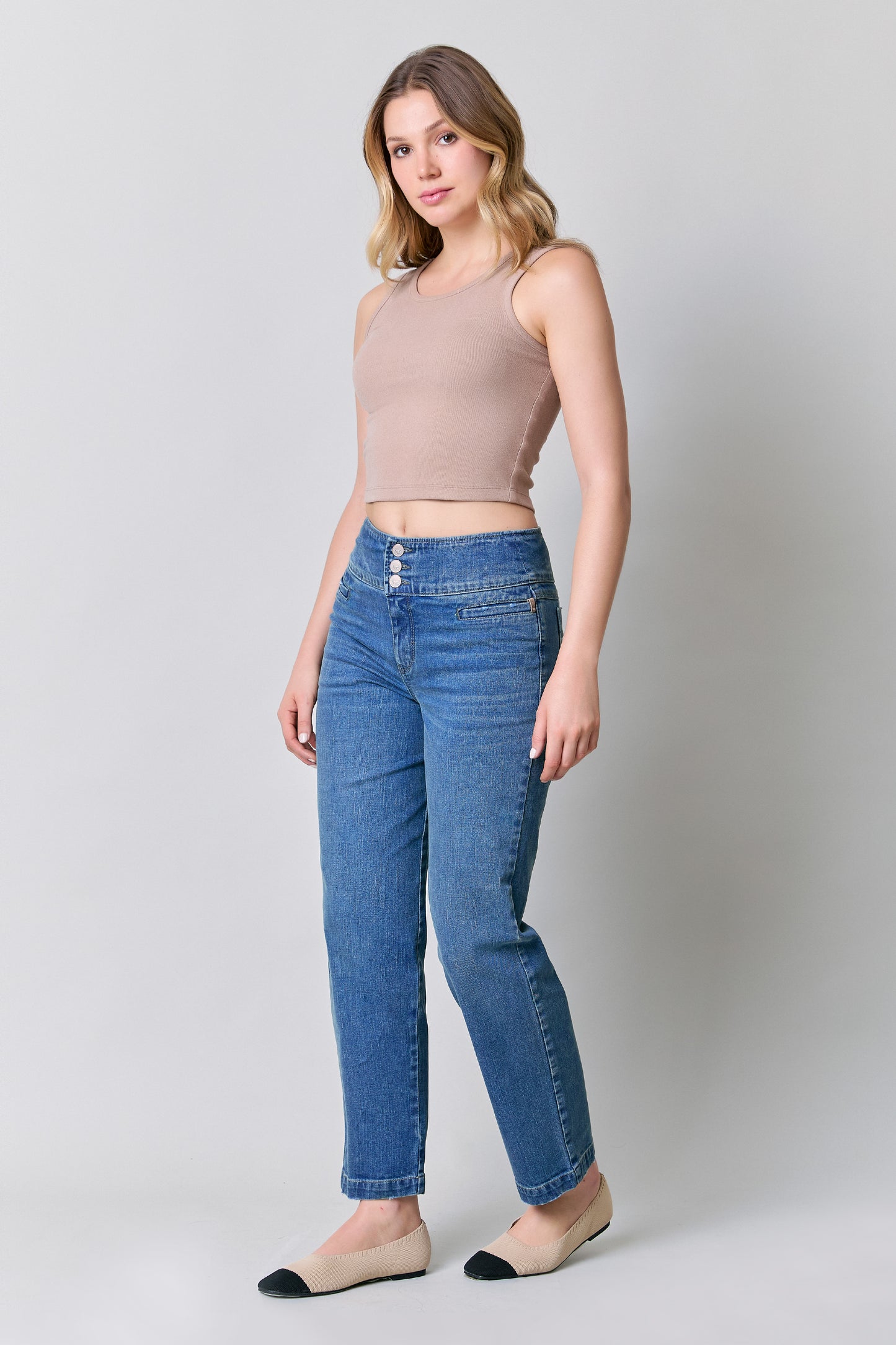 Jeans amplios con 3 botones 256023