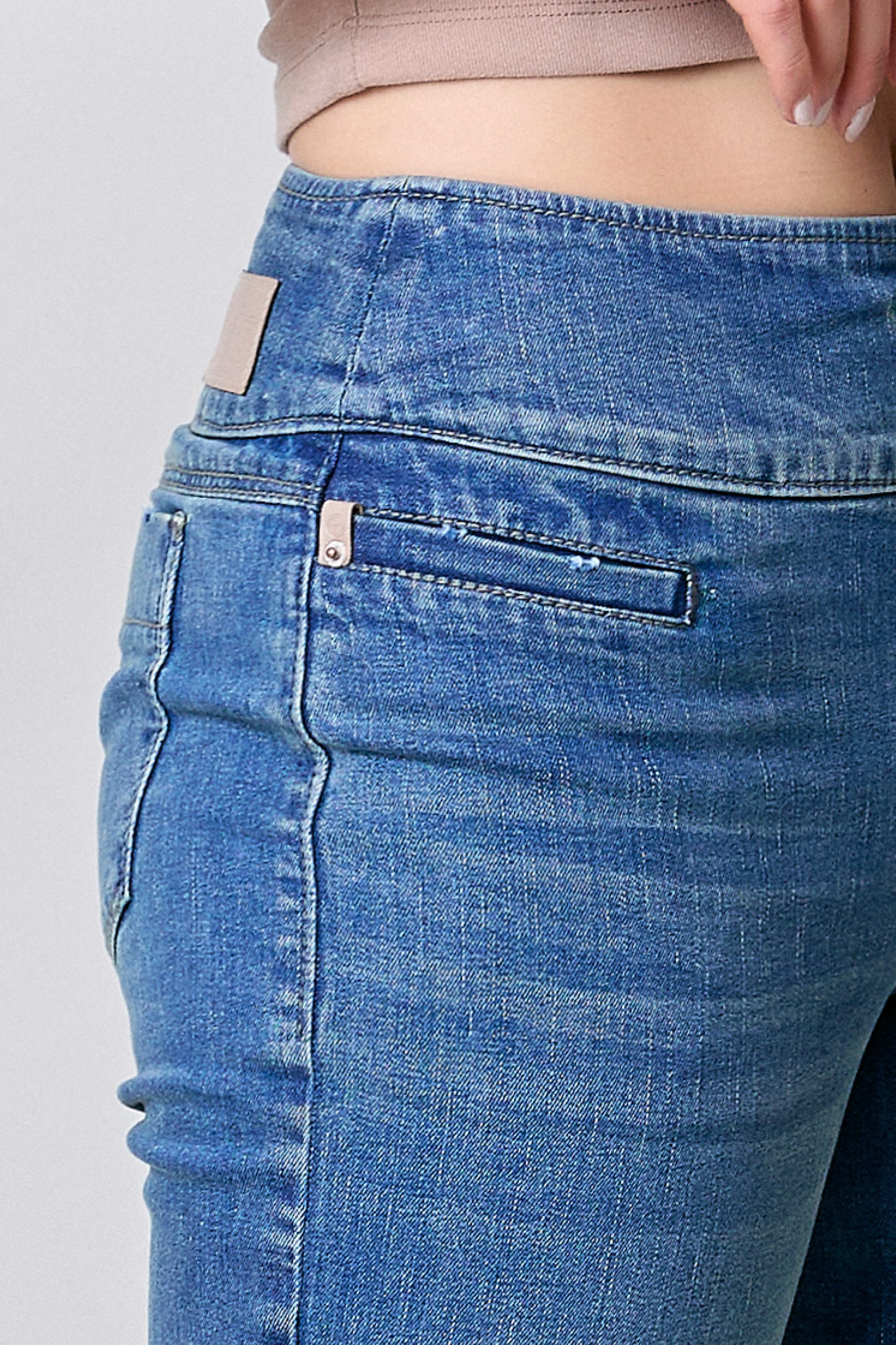 Jeans amplios con 3 botones 256023