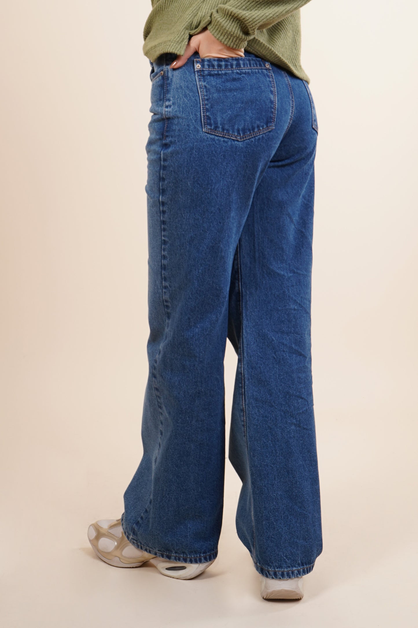Jeans amplio con un solo botón 256028