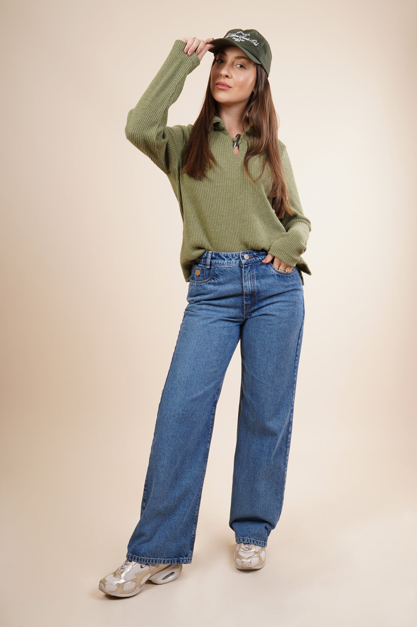 Jeans amplio con un solo botón 256028