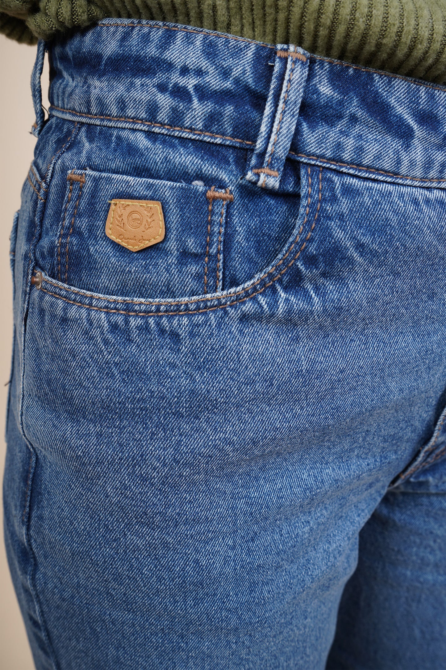 Jeans amplio con un solo botón 256028