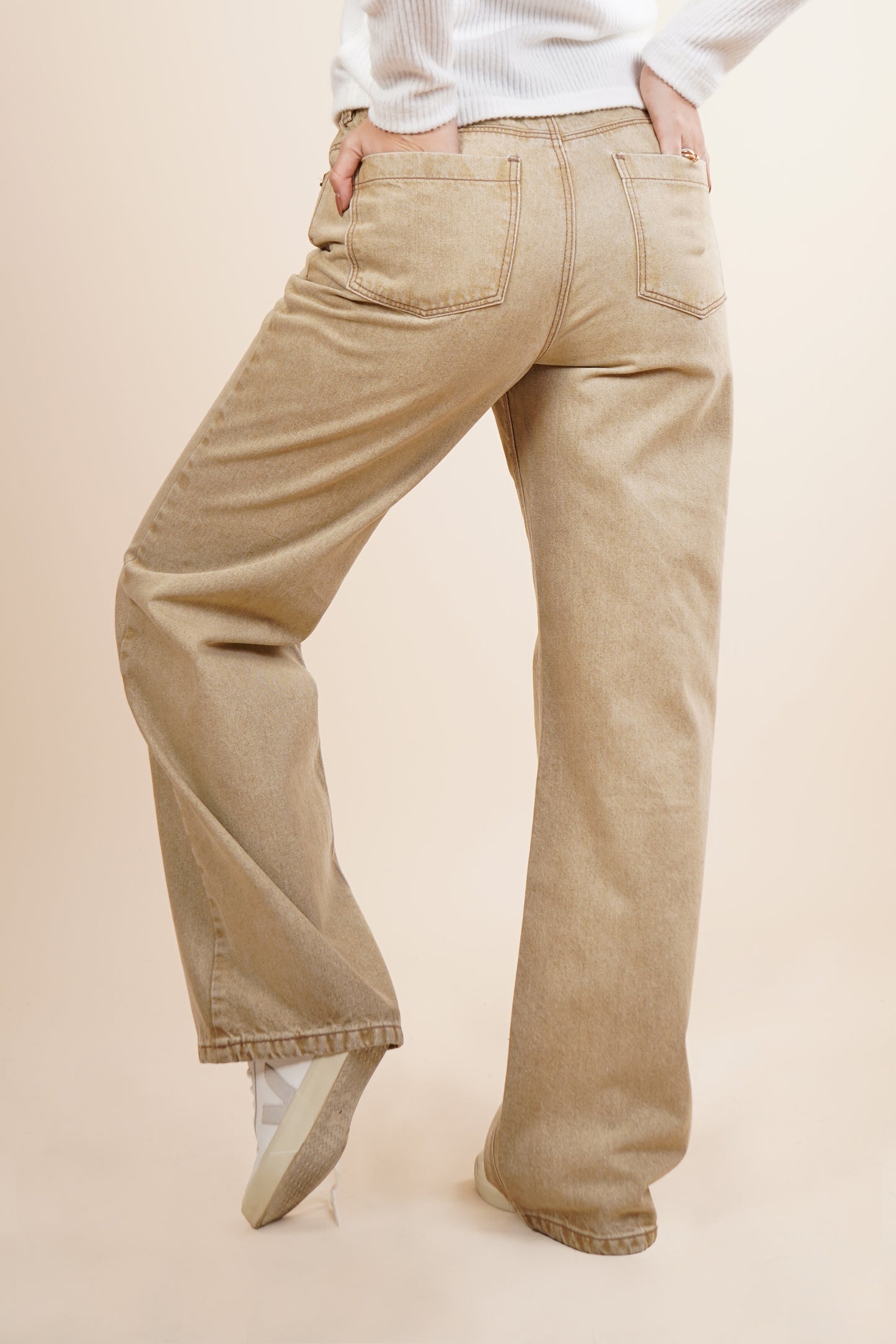 Jeans amplio con un solo botón 256029