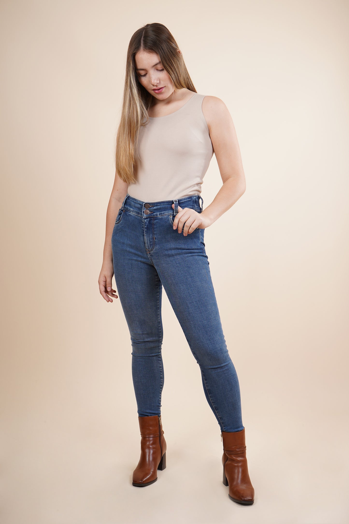 Jeans skinny con dos botones, corte colombiano 256032