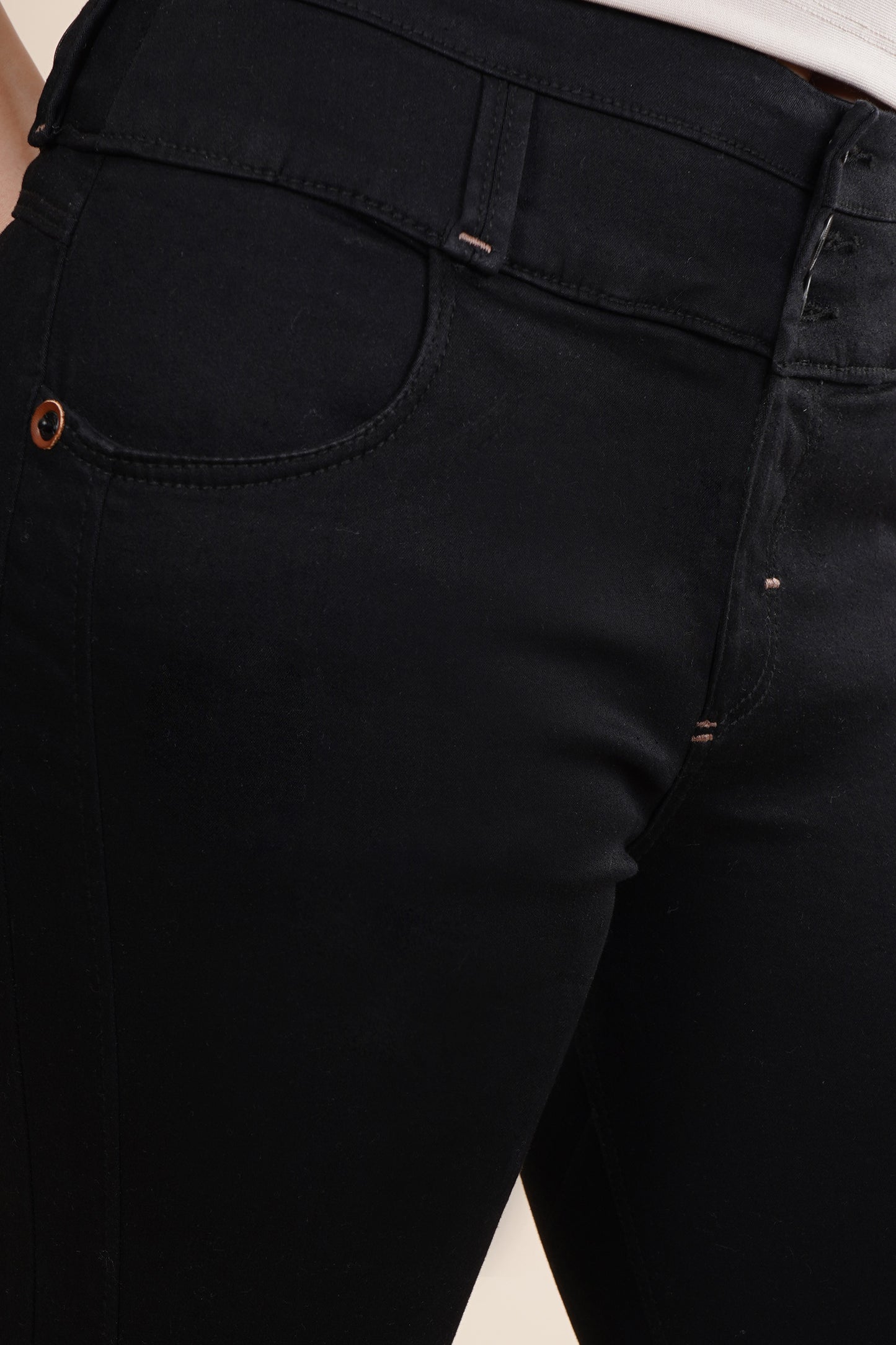 Jeans skinny con 3 botones 256033