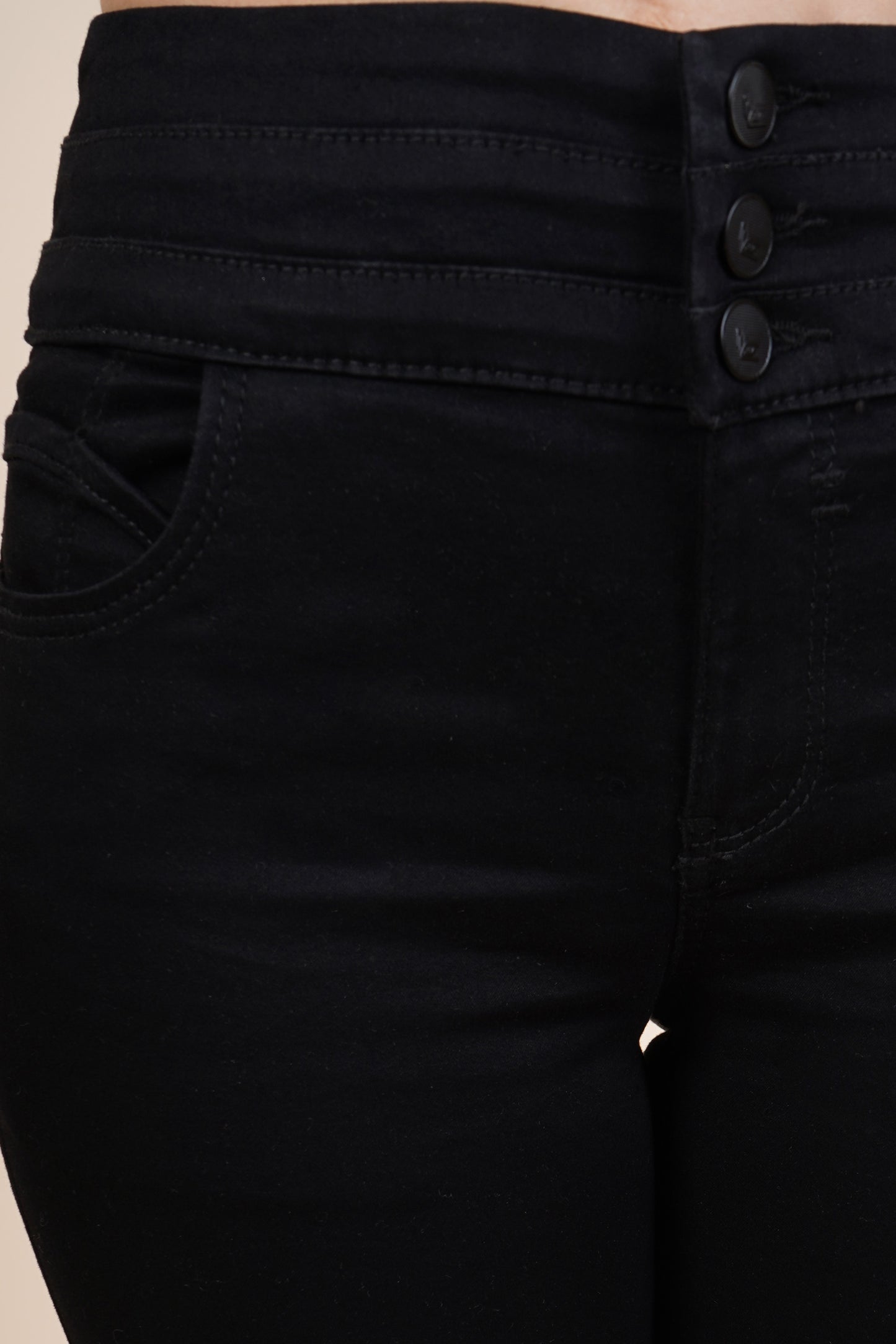 Jeans skinny con 3 botones 256036