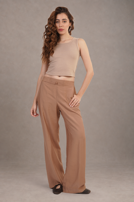 Pantalón Color Camel Con Botón Tipo Chino