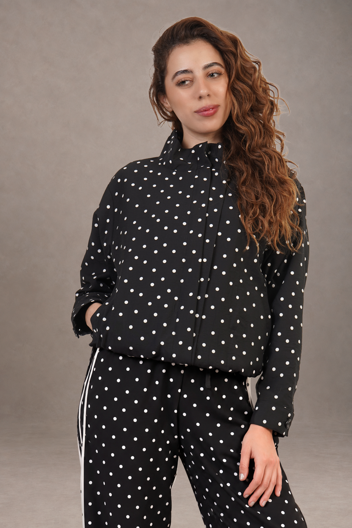 Chamarra Negra Con Lunares Blancos