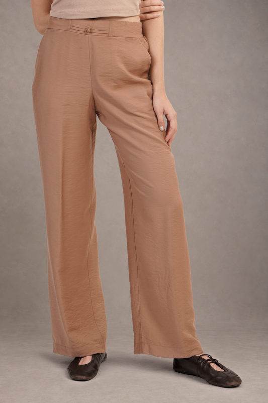 Pantalón Color Camel Con Botón Tipo Chino