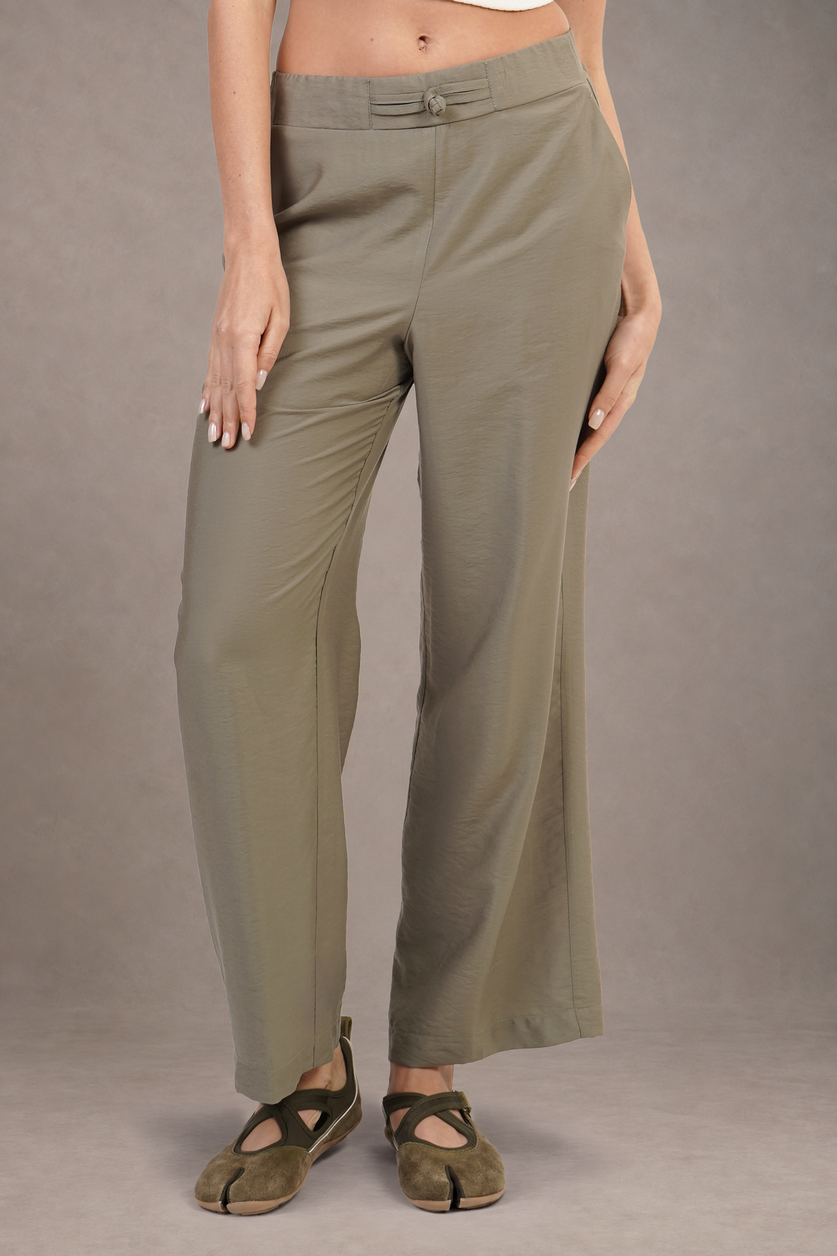 Pantalón Color Verde Con Botón Tipo Chino