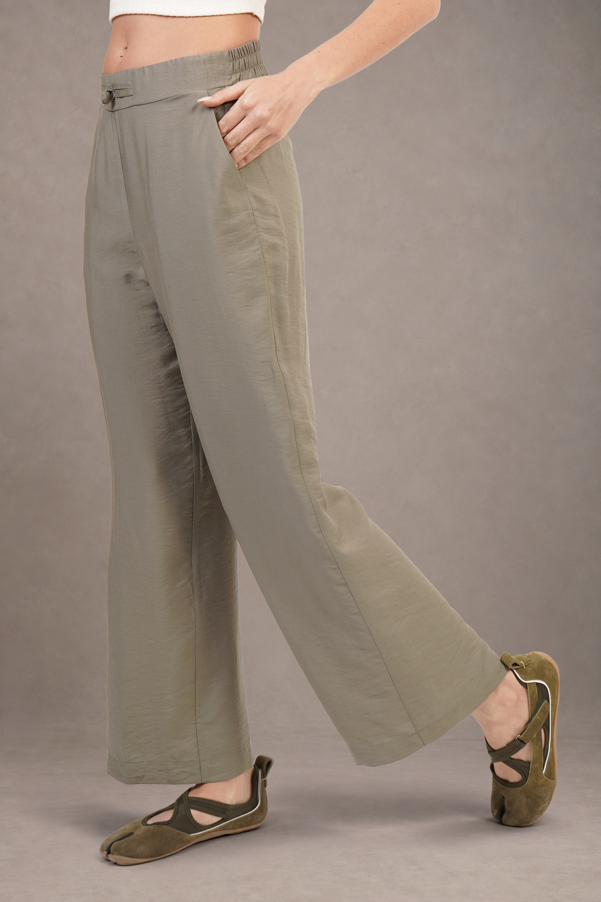 Pantalón Color Verde Con Botón Tipo Chino
