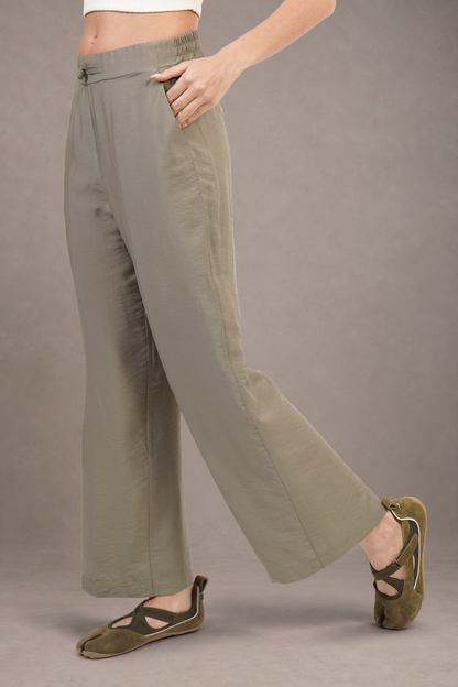 Pantalón Color Verde Con Botón Tipo Chino