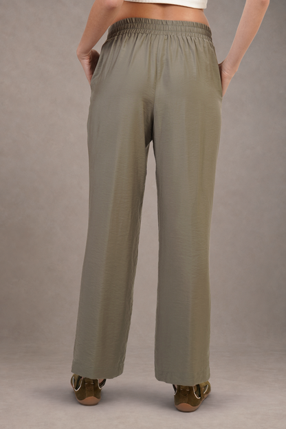 Pantalón Color Verde Con Botón Tipo Chino