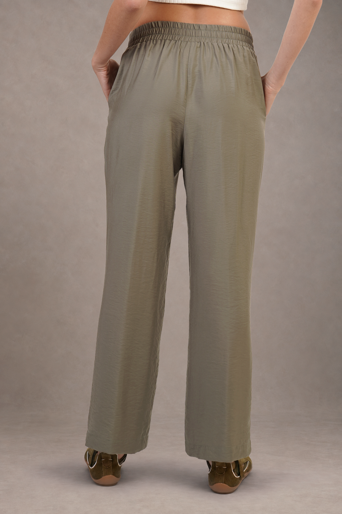 Pantalón Color Verde Con Botón Tipo Chino