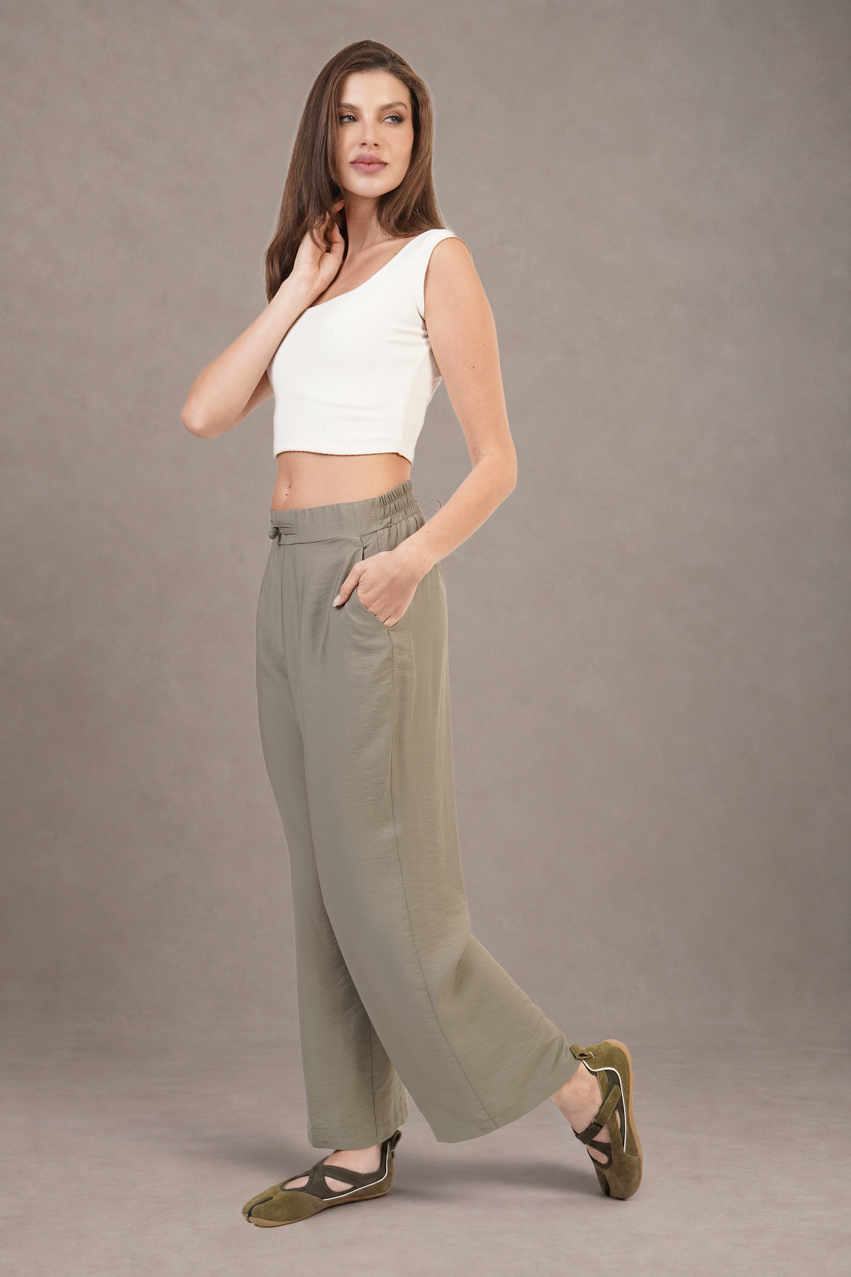 Pantalón Color Verde Con Botón Tipo Chino