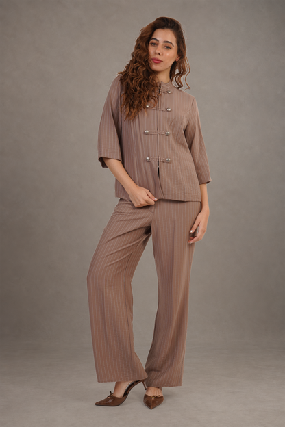 Blusa Camel De Rayas Con Cierres Decorativos