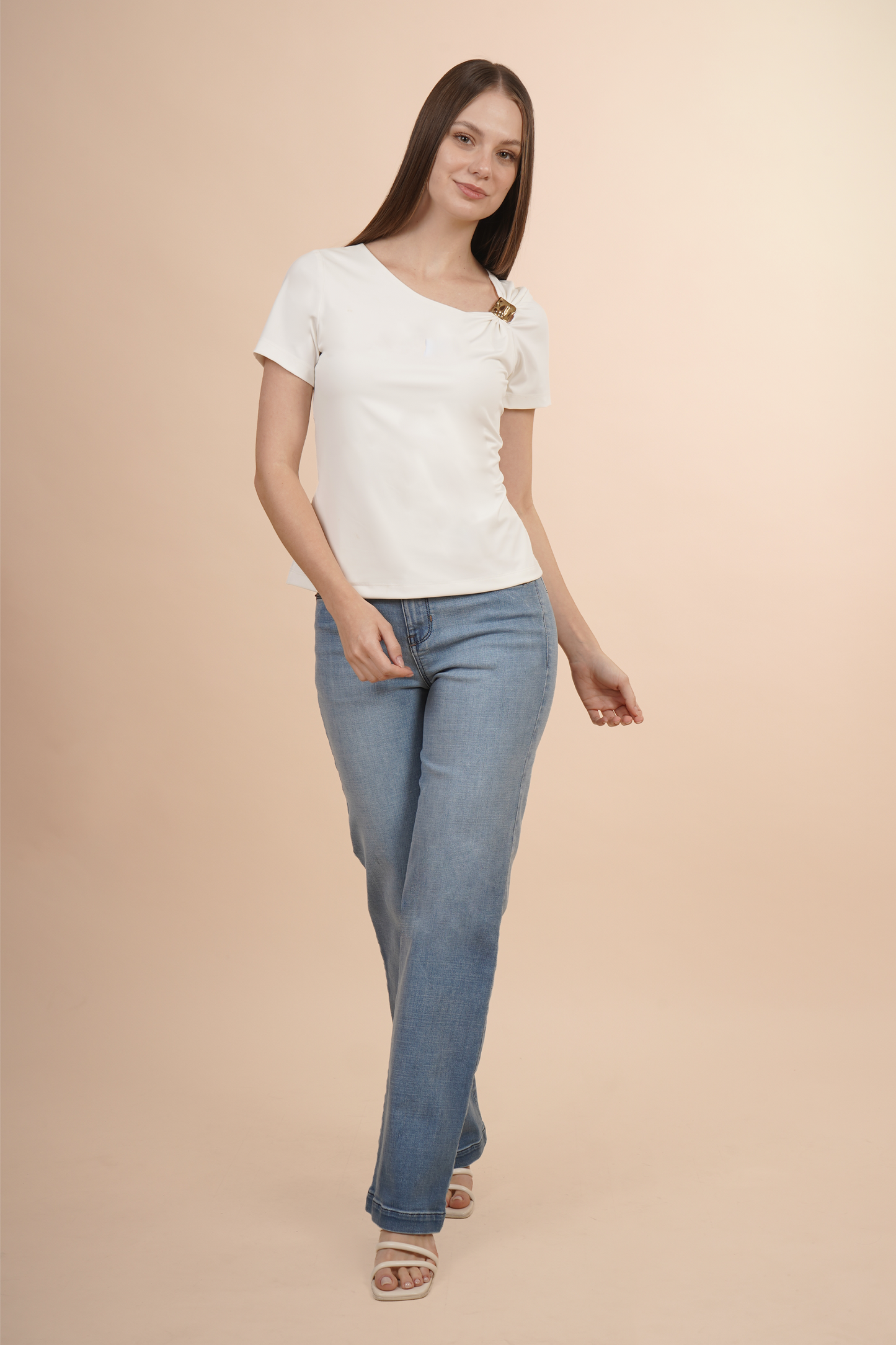 Playera Blanca De Manga Corta Con Detalle Dorado