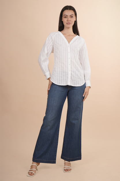 Blusa Blanca de Manga Larga con Textura y Botones