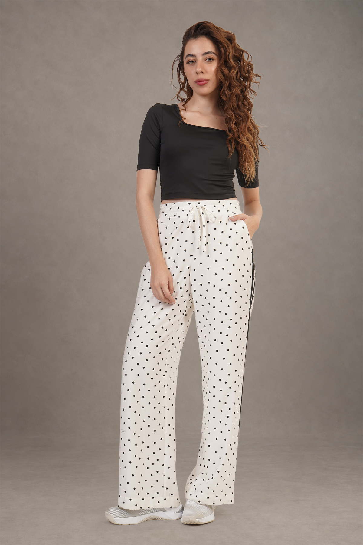 Pantalón Blanco Con Bolitas Negras