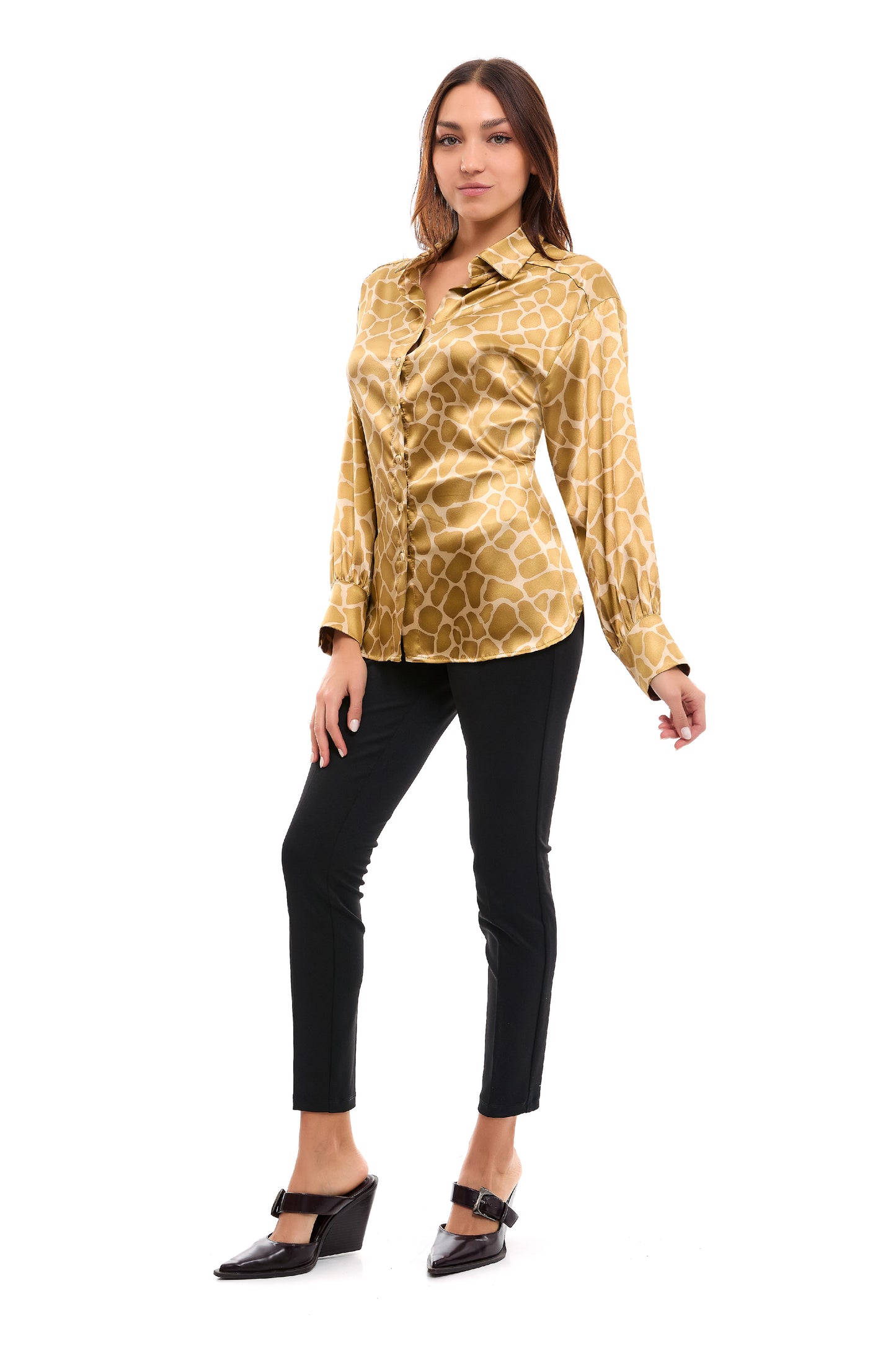 Blusa animal print manga larga y tela brillante 232103